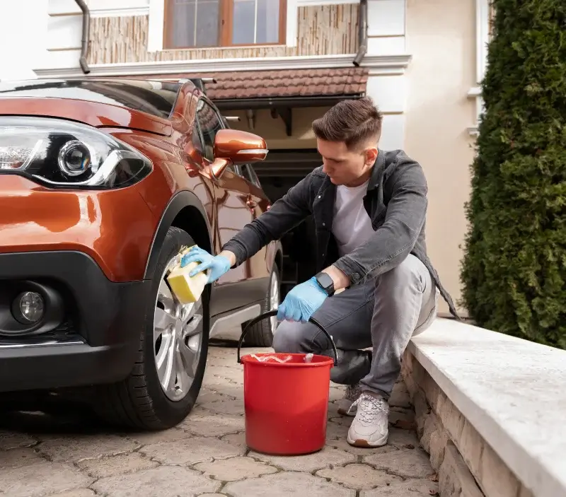 Lavage auto à domicile Saint-Denis-de-Méré : professionnel intervenant sur un véhicule
